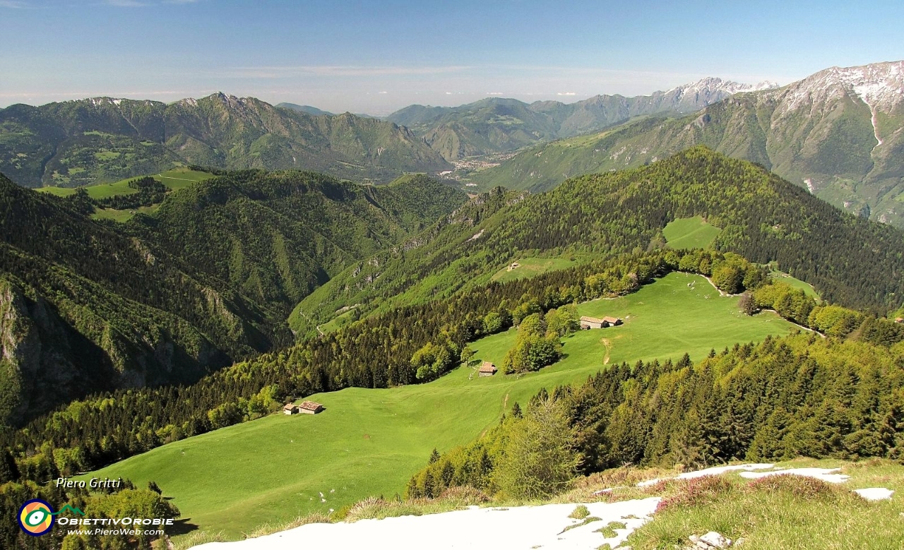 26 La Spigla, panorama verso la bassa Valle Seriana. In basso le vaste praterie del Campello....JPG